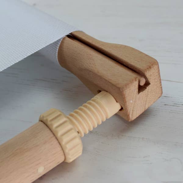 Nurge Adjustable Needlework Frame: 18"(45cm) x 12"(30cm)