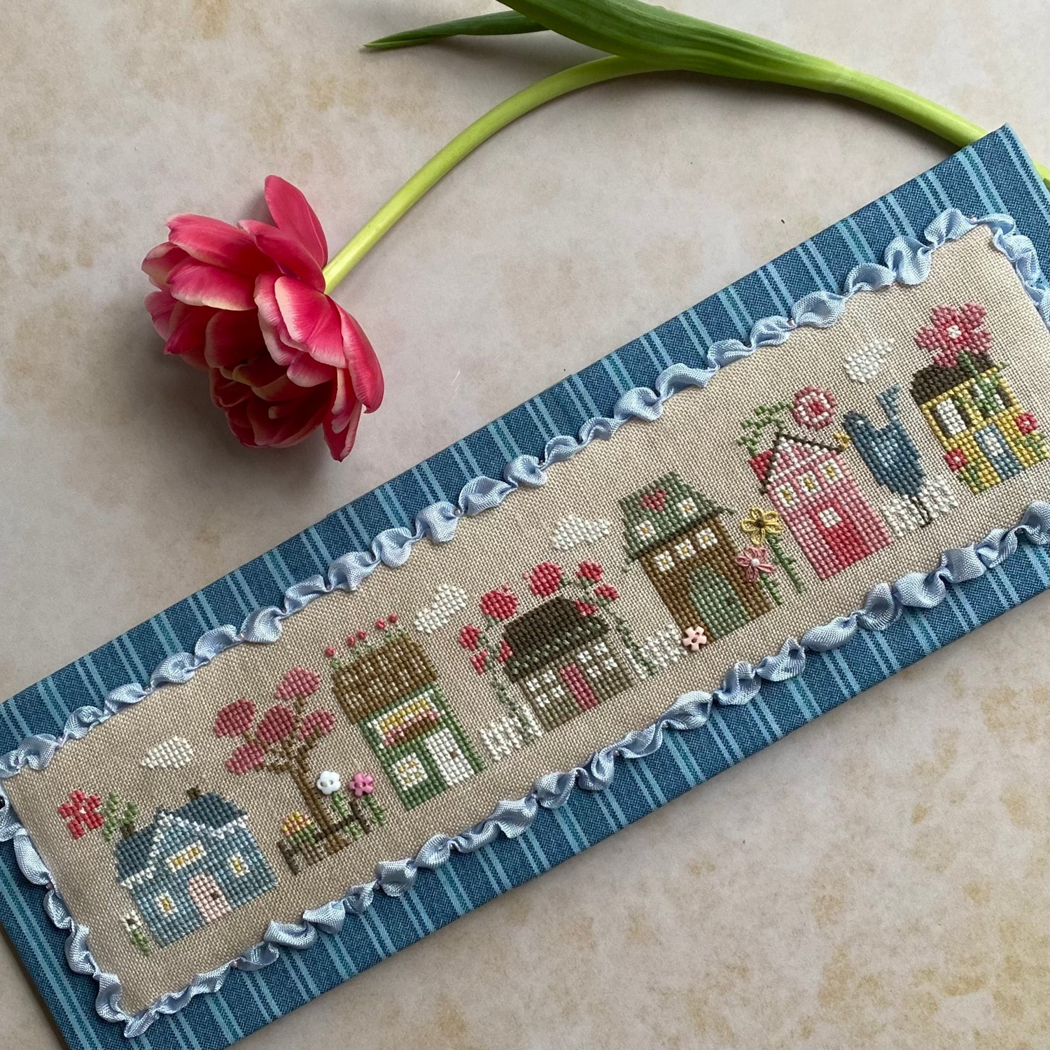 Blooming Tiny Town - Heart in Hand
